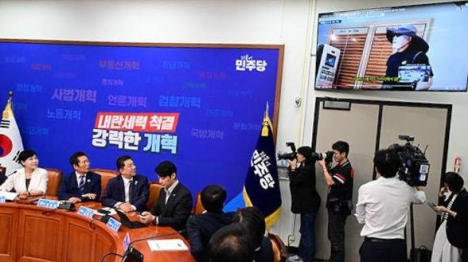 [민주당 최고위, 권성동 골프접대 의혹 뉴탐사 영상보며 복면 골프왕이네]기사 의 대표 이미지