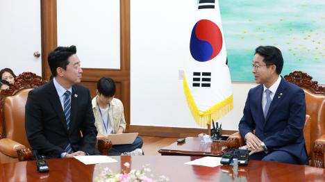 [조정식 국회의장, 강훈식 靑 비서실장·홍익표 정무수석 접견]기사 의 대표 이미지