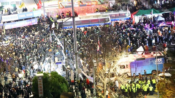   윤석열 대통령이 비상계엄을 선포한 가운데 4일 새벽 서울 여의도 국회의사당에 계엄령 선포에 반대하는 시민 및 이를 저지하는 경찰 병력들이 모여 혼잡스러운 상황을 빚고 있다. 2024.12.4. 연합뉴스