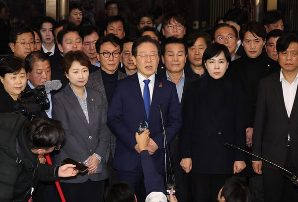 윤석열 대통령이 3일 밤 긴급성명을 통해 비상계엄을 선포한 가운데 4일 새벽 서울 영등포구 여의도 국회에서 비상계엄 해제요구 결의안 통과 후 더불어민주당 이재명 대표가 입장을 밝히고 있다. 2024.12.4. 연합뉴스