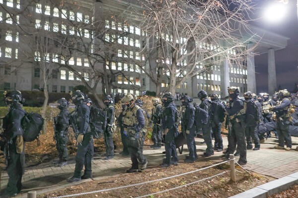 국회 본회의에서 비상계엄 해제를 의결한 4일 새벽 군 병력이 국회에서 철수하고 있다. 2024.12.4. 연합뉴스