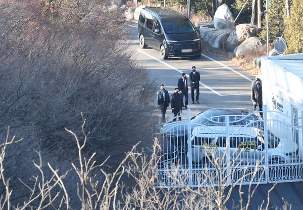 고위공직자범죄수사처가 윤석열 대통령의 체포영장 집행에 나선 3일 서울 용산구 한남동 대통령 관저 경내에서 대통령 경호처 인원들이 철문 앞을 차량으로 막고 있다. 2025.1.3. 연합뉴스